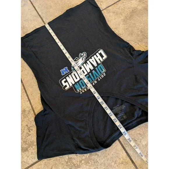 Philadelphia Eagles Women’s M 2017 NFC East Division Champions V-Neck T-Shirt - Picture 2 of 9